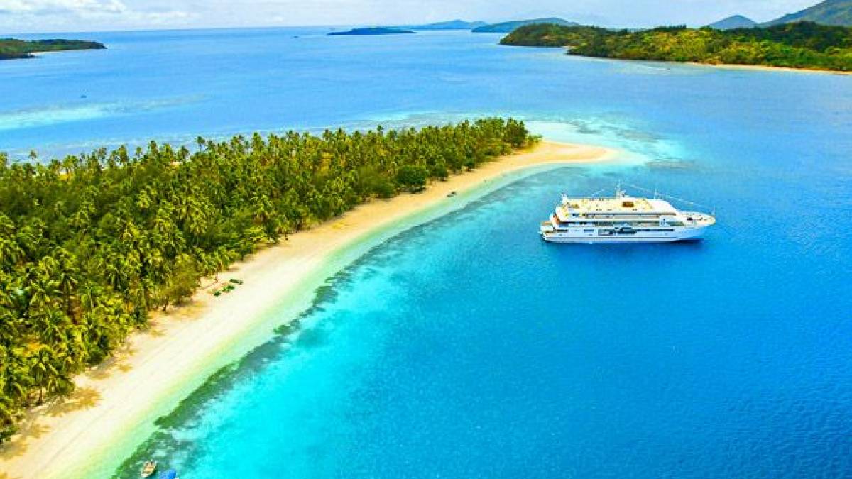 Schiff vor der Küste der Fiji Inseln | © Chamäleon