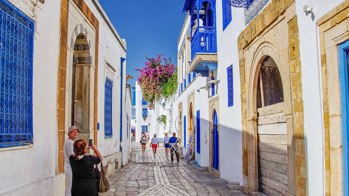 Fotografieren in den Stra?en von Sidi Bou Said | © Tatiana Chernysheva, Pixabay / Chamäleon Fotografieren in den Stra?en von Sidi Bou Said | © Tatiana Chernysheva, Pixabay / Chamäleon
