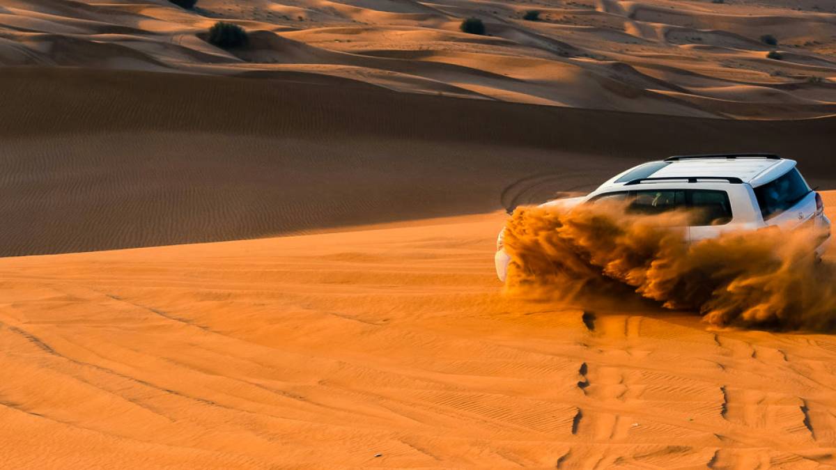 Gelaendewagen in der Sahara Wueste | © Stephane Hurbe, Unsplash / Chamäleon Gelaendewagen in der Sahara Wueste | © Stephane Hurbe, Unsplash / Chamäleon