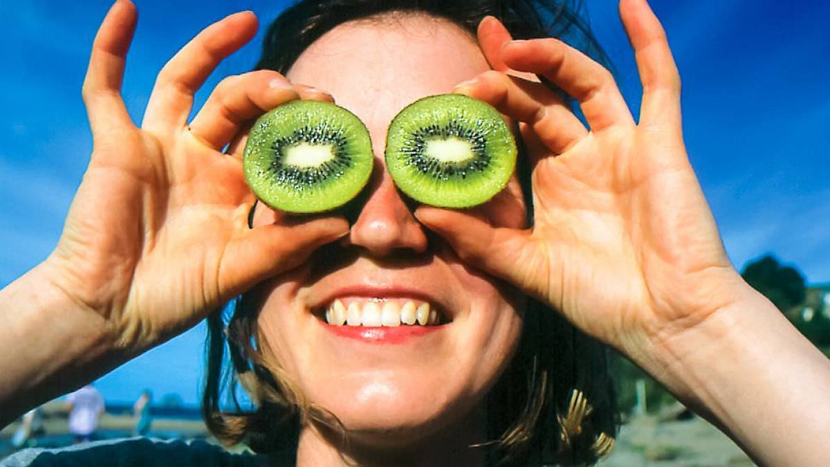 Lachende Frau mit Kiwibrille | © Chamäleon Lachende Frau mit Kiwibrille | © Chamäleon