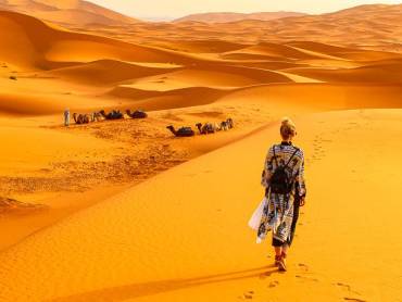Frau in der Wste bei Merzouga