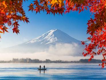 Mount Fuji und der See im herbstlichen Morgennebel