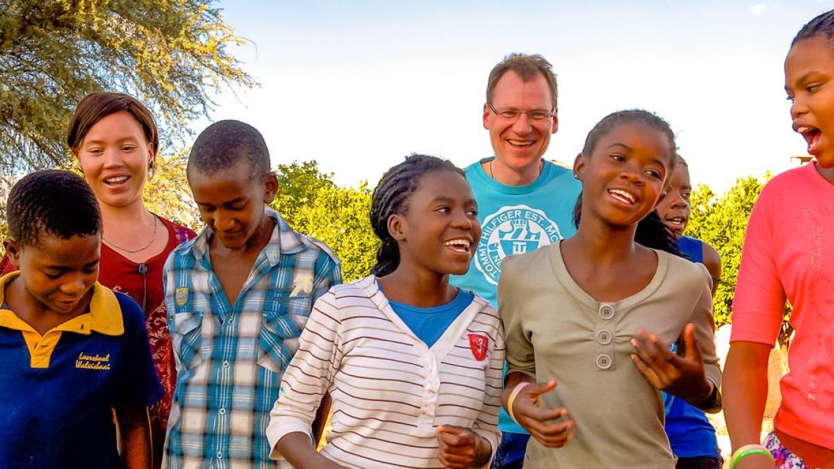 Singen und Tanzen in Ngatuve Vatere | © Peter Pack, Packsafari / Chamäleon Singen und Tanzen in Ngatuve Vatere | © Peter Pack, Packsafari / Chamäleon
