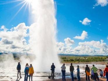 Touristen beobachten Dampf- und Wassersule |  Dirk Bleyer / Chamleon