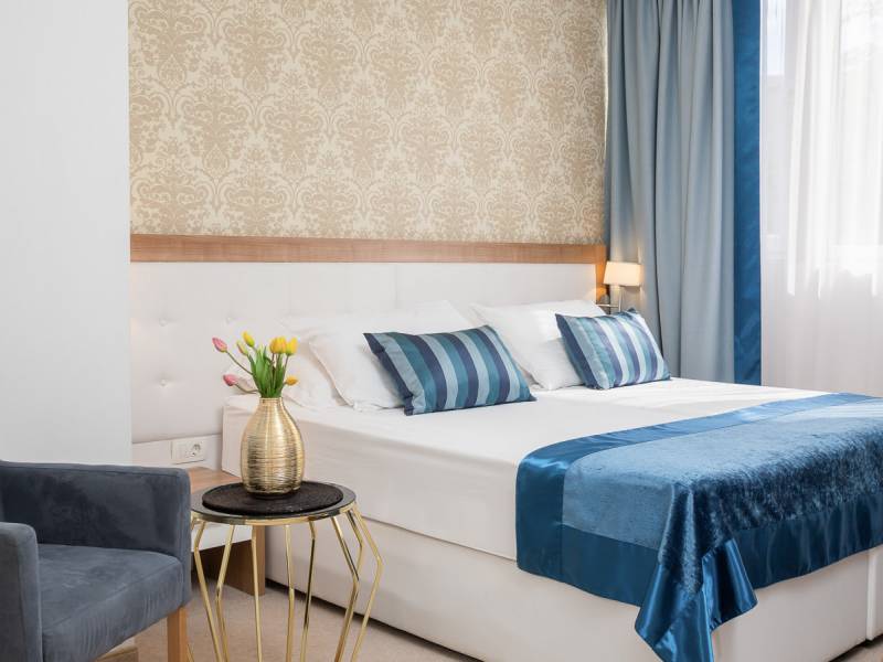 Hotel Corner |  Lidija Lolic, Hotel Corner / Chamleon