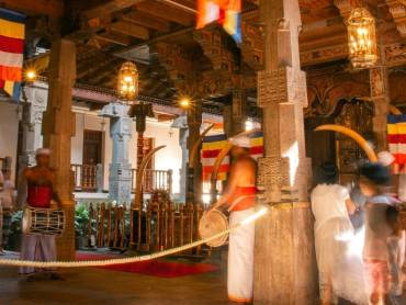 Im Inneren des Tempels der Zahnreliquie in Kandy, Sri Lanka |  Pawan Thisara, Unsplash.com / Chamleon