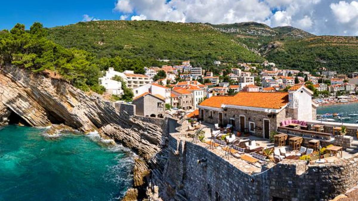 Blick auf die Steilküste von der Festung Castello in Petrovac | © Carmian, iStockphoto.com / Chamäleon