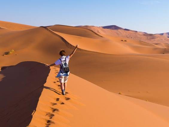 Wandern in den malerischen Sandd?nen von Sossusvlei |  Fabio Lamanna, iStockphoto.com / Chamleon