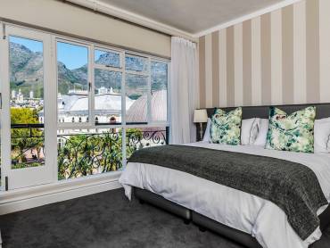 Cape Town Hollow |  Vanessa Lewis, Cape Town Hollow / Chamleon