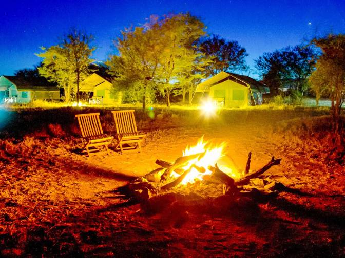 Lagerfeuer im Serengeti Wildcamp