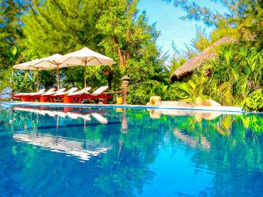 Pool im Ho Tram Beach Resort |  Ho Tram Beach Resort / Chamleon