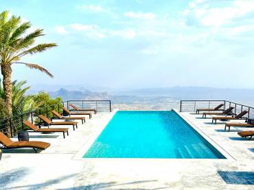 The View: Swimmingpool bei Tag |  The View / Chamleon