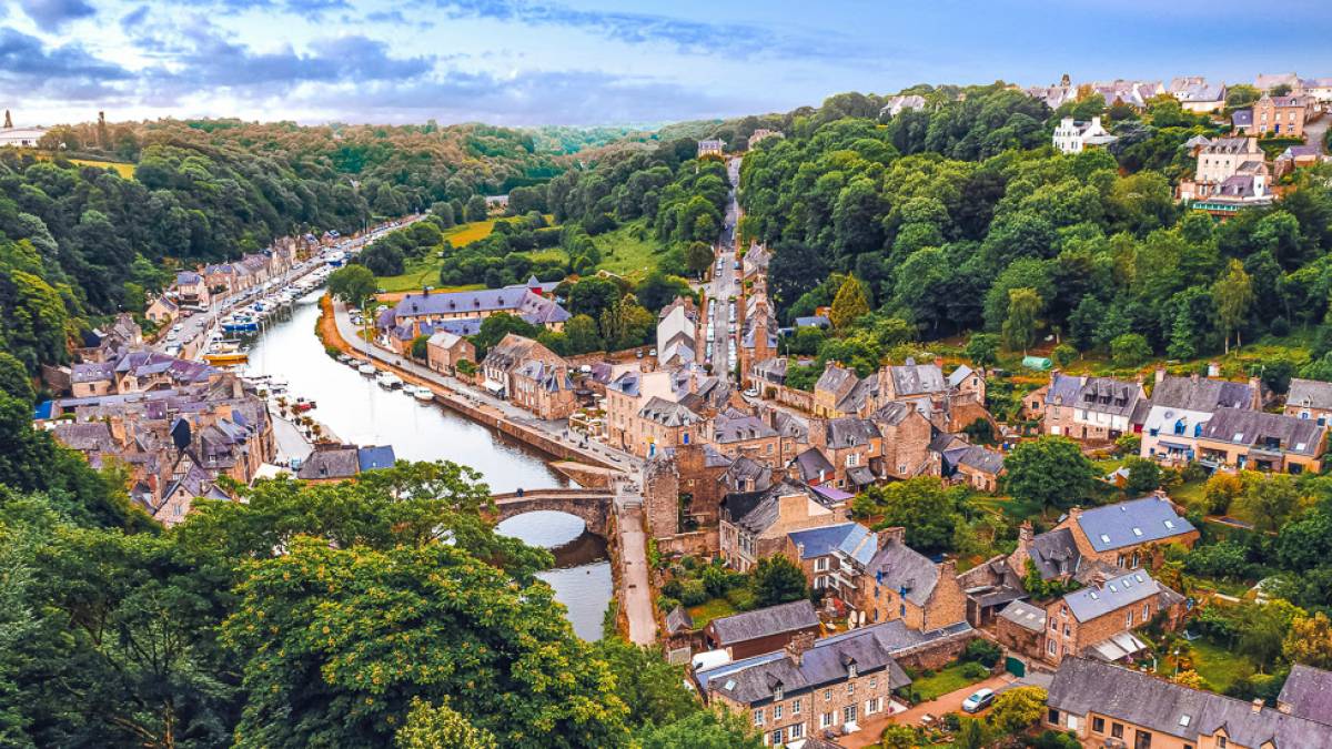 Dinan aus der Luft | © Youssef Laandour, Unsplash / Chamäleon Dinan aus der Luft | © Youssef Laandour, Unsplash / Chamäleon