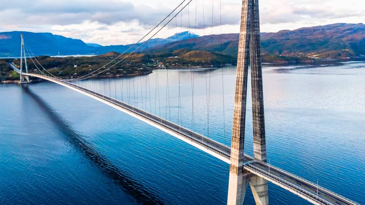 Hålogalandbrücke in Narvik überquert den Rombaksfjorden | © Nikolay Tsuguliev, iStockphoto.com / Chamäleon Hålogalandbrücke in Narvik überquert den Rombaksfjorden | © Nikolay Tsuguliev, iStockphoto.com / Chamäleon