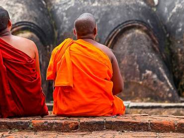 Mnche vor der Felsenfestung von Sigiriya |  Thomas Herzog / Chamleon