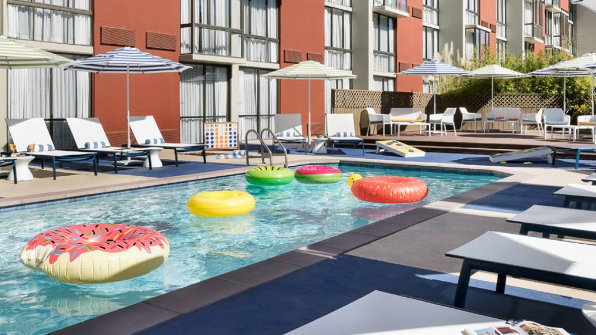 Hotel Caza Fishermans Wharf |  Hotel Caza Fishermans Wharf / Chamleon