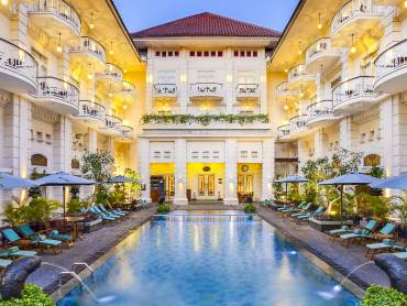 Pool |  Phoenix Hotel / Chamleon