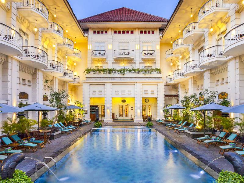 Pool |  Phoenix Hotel / Chamleon