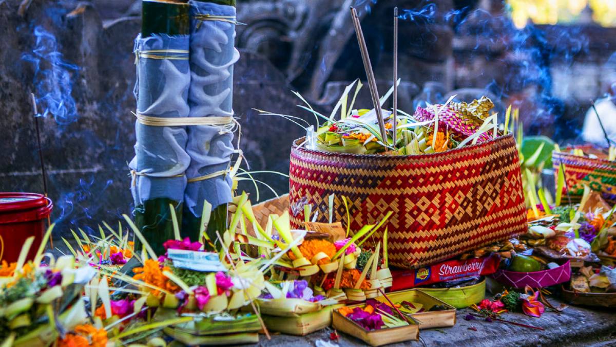 Opfergaben, Canang Sari | © Pier Francesco Grizi, Unsplash / Chamäleon Opfergaben, Canang Sari | © Pier Francesco Grizi, Unsplash / Chamäleon