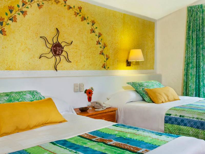 Hotel Racquet  |  Hotel Racquet / Chamleon