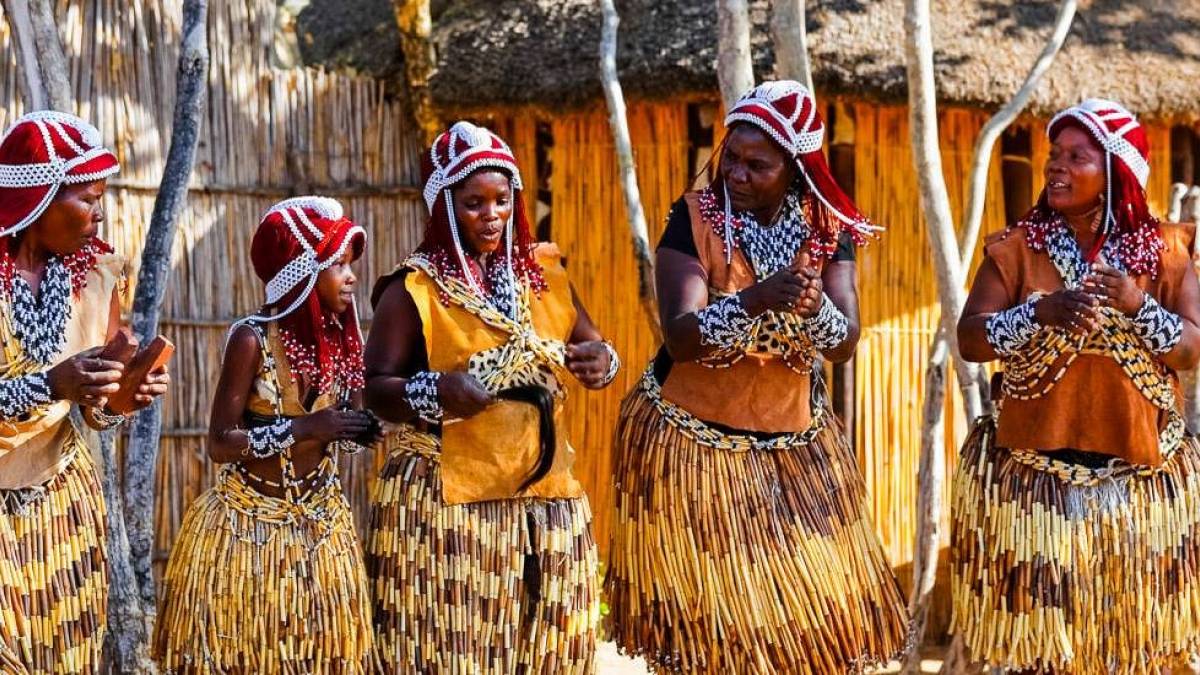 Zu Besuch bei den Mashi | © Hartmut Roeder / Chamäleon Zu Besuch bei den Mashi | © Hartmut Roeder / Chamäleon