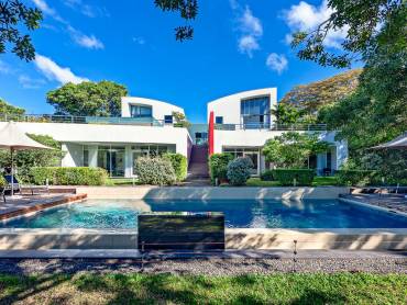 Serene Estate Hotel |  J. Rodycz, Serene Estate Hotel / Chamleon