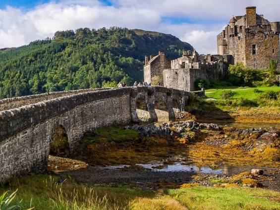 Steinbrcke zur Eilean Donan Burg |  Chamleon