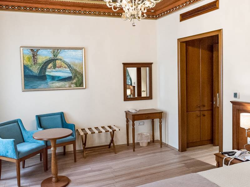 Hotelzimmer |  Lazaros Giotis, Hotel Argjito / Chamleon