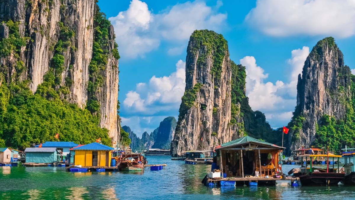 Floating village and rock islands in Halong Bay |  12ee12, iStockphoto.com / Chamleon