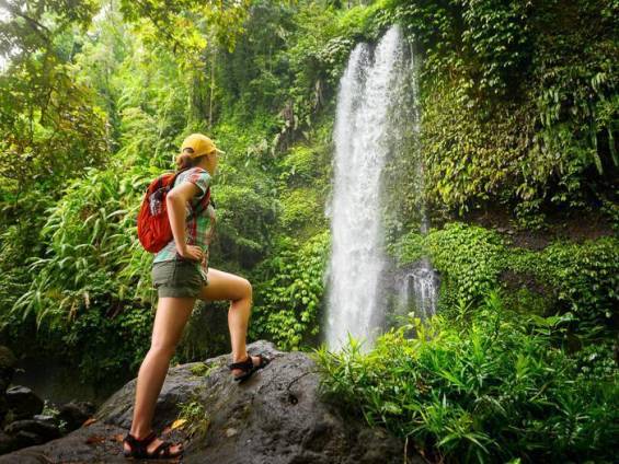 Junge Frau am Wasserfall im Dschungel |  Soft_Light, iStockphoto.com / YOLO.Reisen