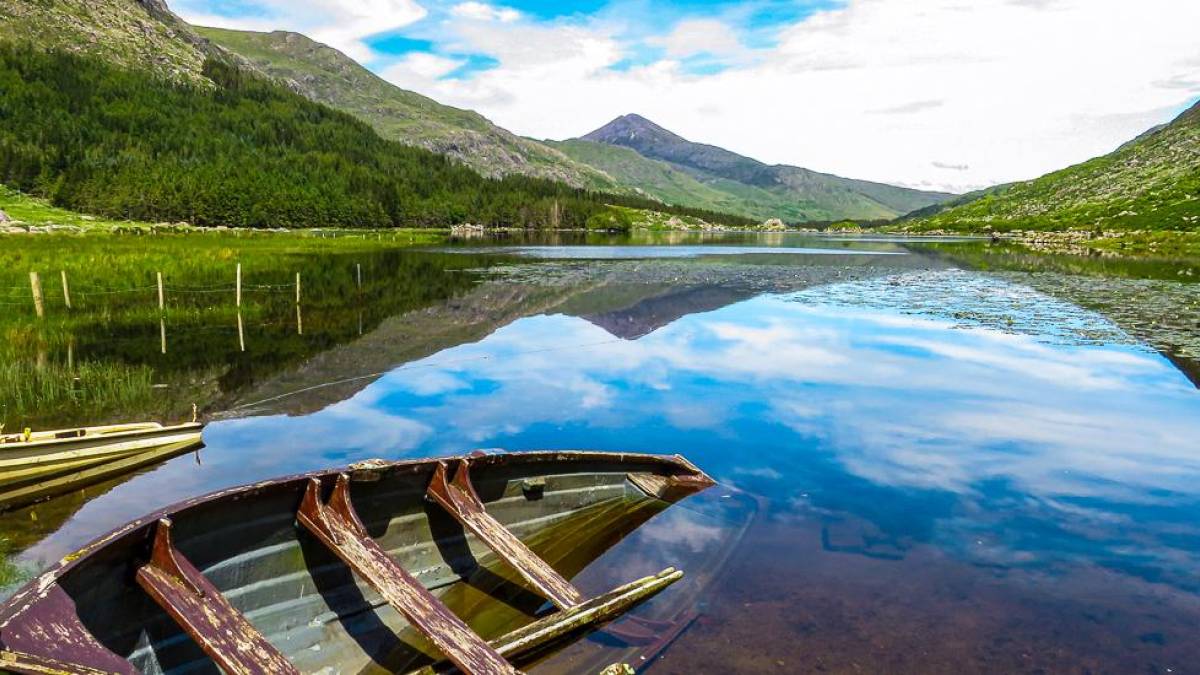 Verlassenes Boot im Black Valley | © Mark Lawson, Unsplash / Chamäleon Verlassenes Boot im Black Valley | © Mark Lawson, Unsplash / Chamäleon