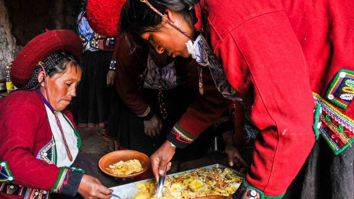 Inkafrauen kochen Pachamanca | © Walter Silvera, Inkaland Tours / Chamäleon Inkafrauen kochen Pachamanca | © Walter Silvera, Inkaland Tours / Chamäleon