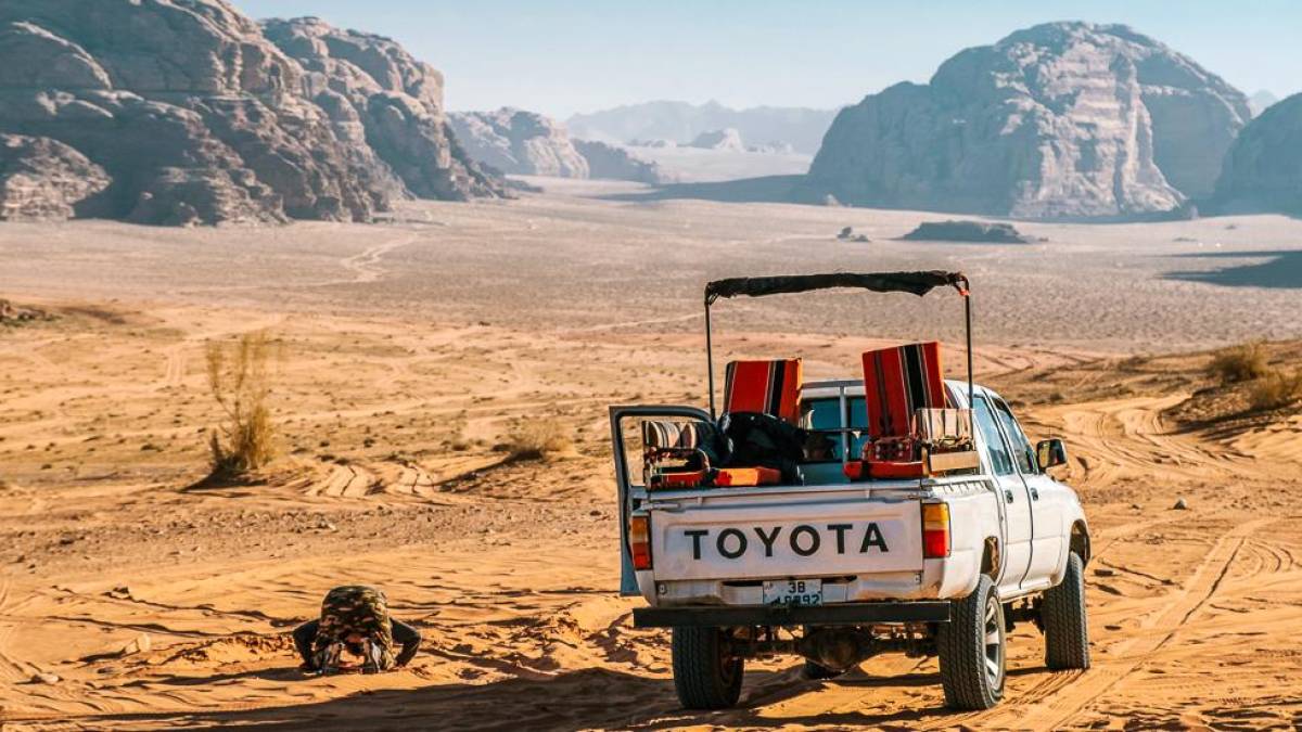 Jeepsafari in der Wüste | © Andrea Leopardi, Unsplash / Chamäleon