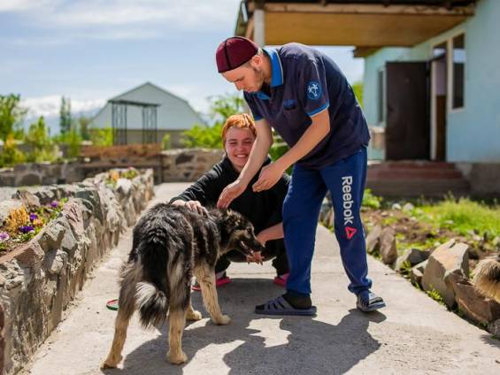 Bewohner mit Hund |  Manas Sozialdorf / Chamleon