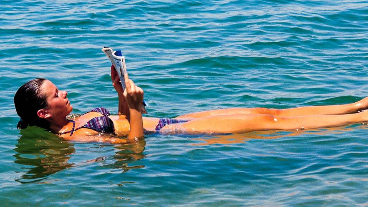 Мертвое море купание. Мёртвое море люди купаются. Купание на мёртвом млое. Мертвое море люди. Тампоны купаться в море