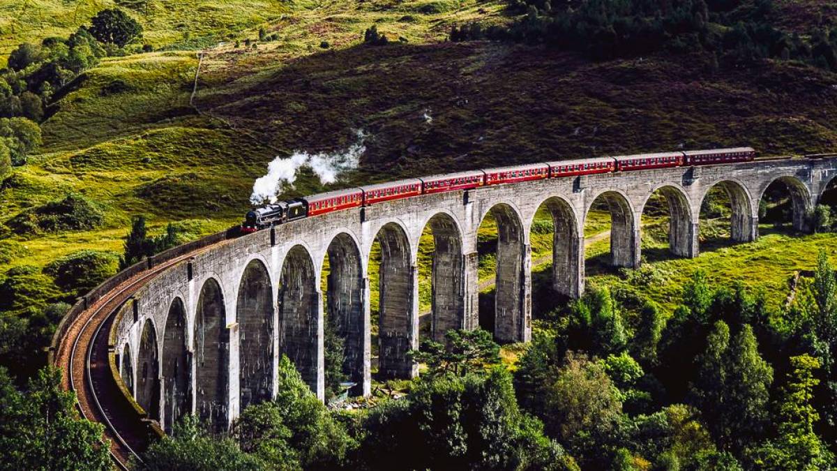 Dampflok auf dem Glenfinnan Viadukt |  Jack Anstey, Unsplash / Chamleon
