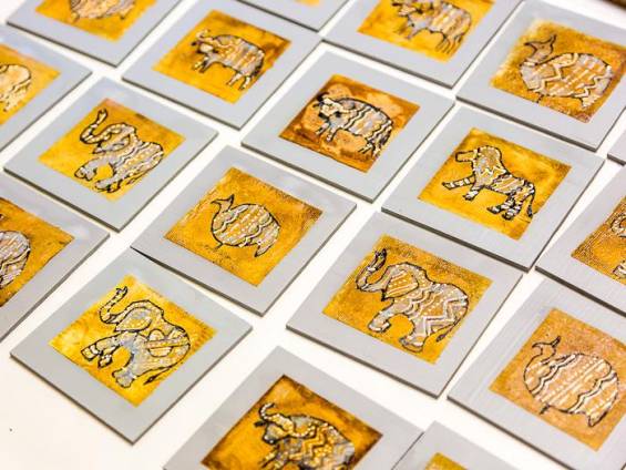 Kunstvolle Untersetzer aus Teebeuteln |  E.J. Langner, Fairfield Tours / Chamleon
