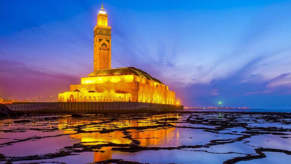 Hassan-II.-Moschee in Casablanca bei Nacht | © Rattham, iStockphoto.com / Chamäleon Hassan-II.-Moschee in Casablanca bei Nacht | © Rattham, iStockphoto.com / Chamäleon